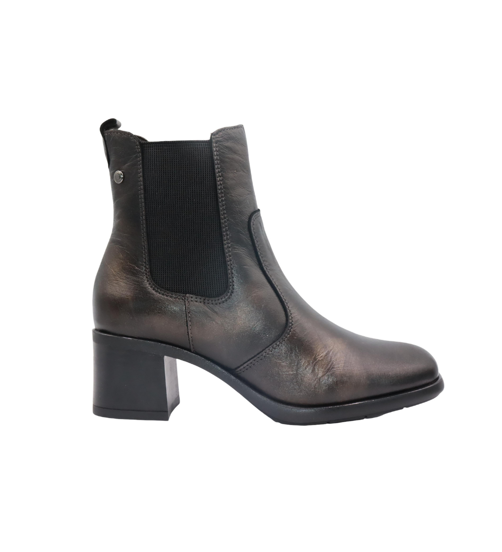 Eric Michael Betsy in BLACK — view 1
