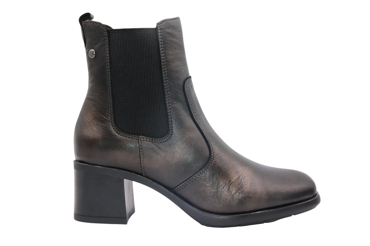 Eric Michael Betsy in BLACK — view 4