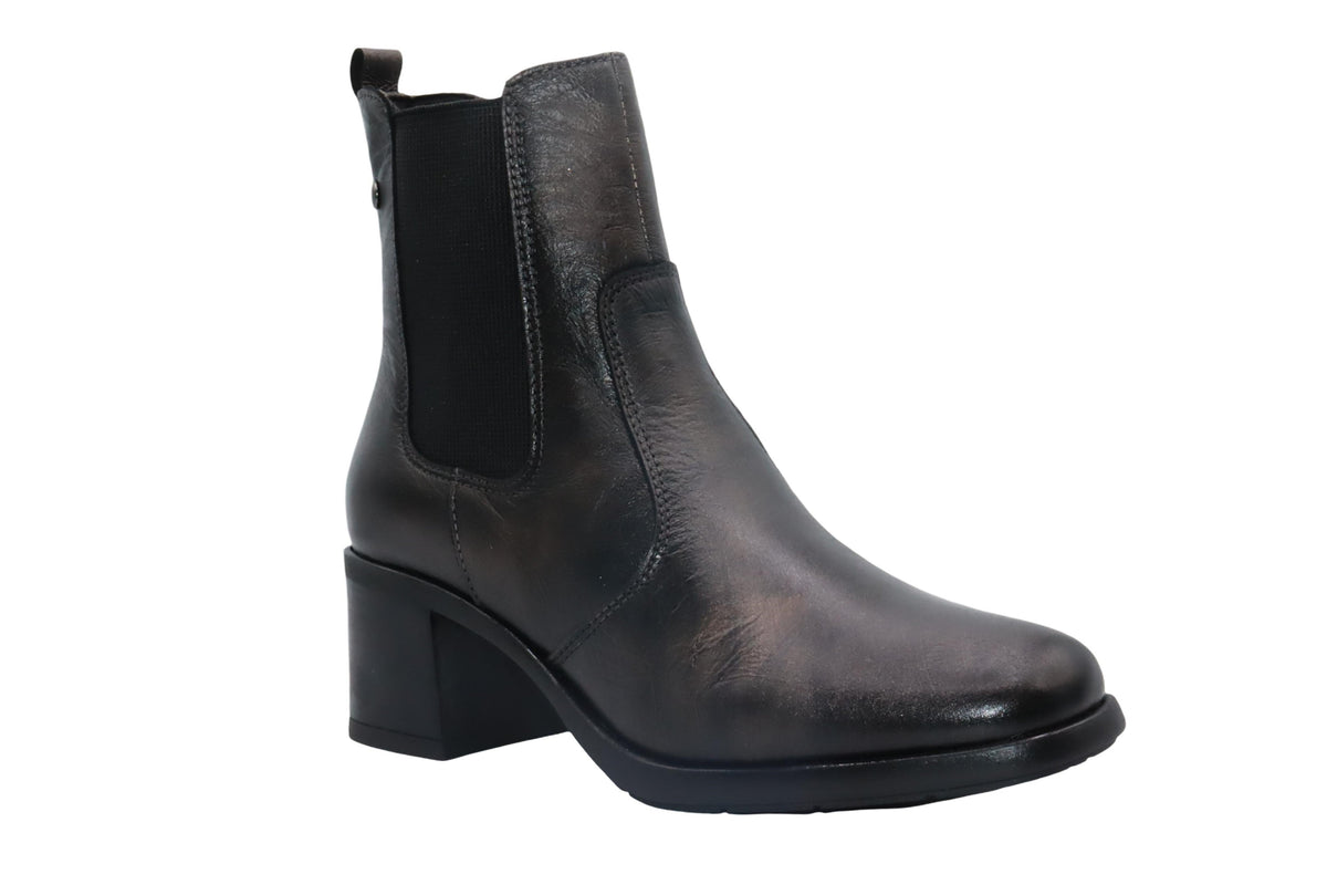 Eric Michael Betsy in BLACK — view 3