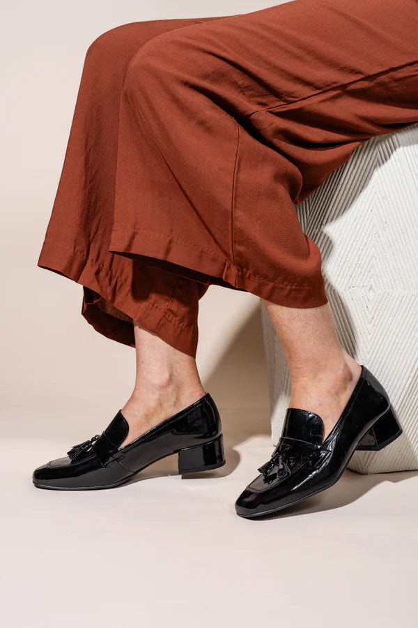 PATRICIA GREEN - BECKHAM BLOCK HEEL TASSEL LOAFER - SIZE 10 - BLACK PATENT