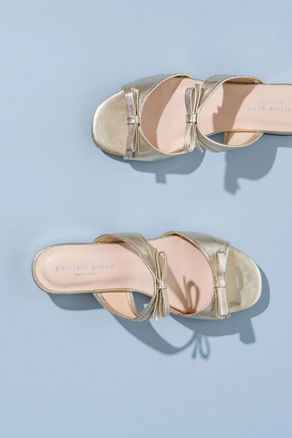 PATRICIA GREEN - BETTYE BOW FLAT SANDAL - SIZE 7 - GOLD LEATHER
