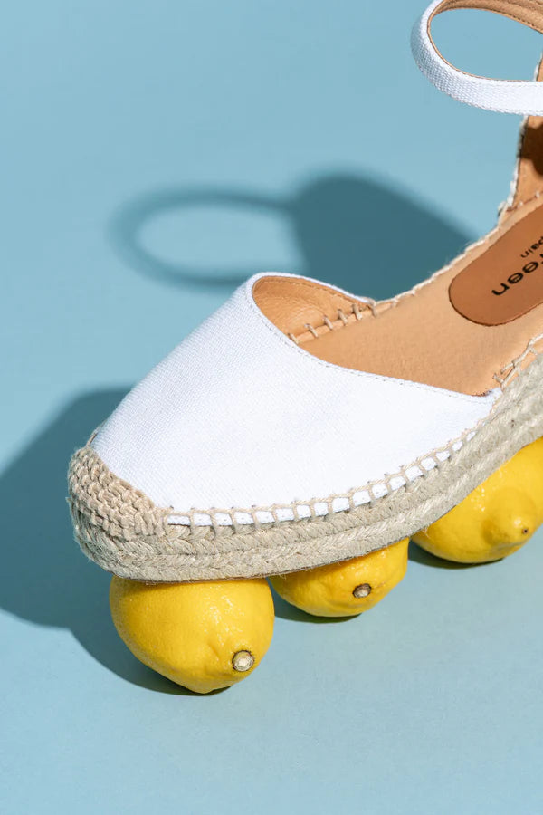 PATRICIA GREEN - LEON CLOSED TOE ESPADRILLE WITH BUCKLE STRAP - SIZE 7 - WHITE