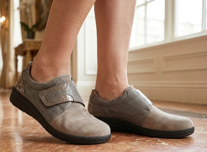 La Plume - Regina Women’s Wide Toe Comfort Shoe