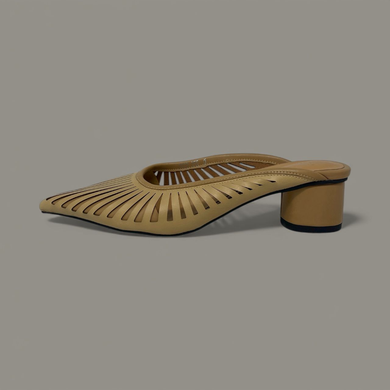 FRENCH COMFORT - ALISA - SIZE 9.5 - BEIGE