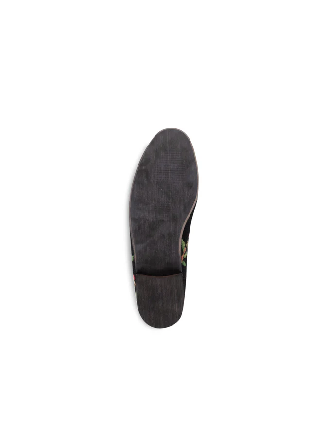 BY PAIGE - NEEDLEPOINT LOAFER - SIZE 8.5 - ROBIN ON BLACK