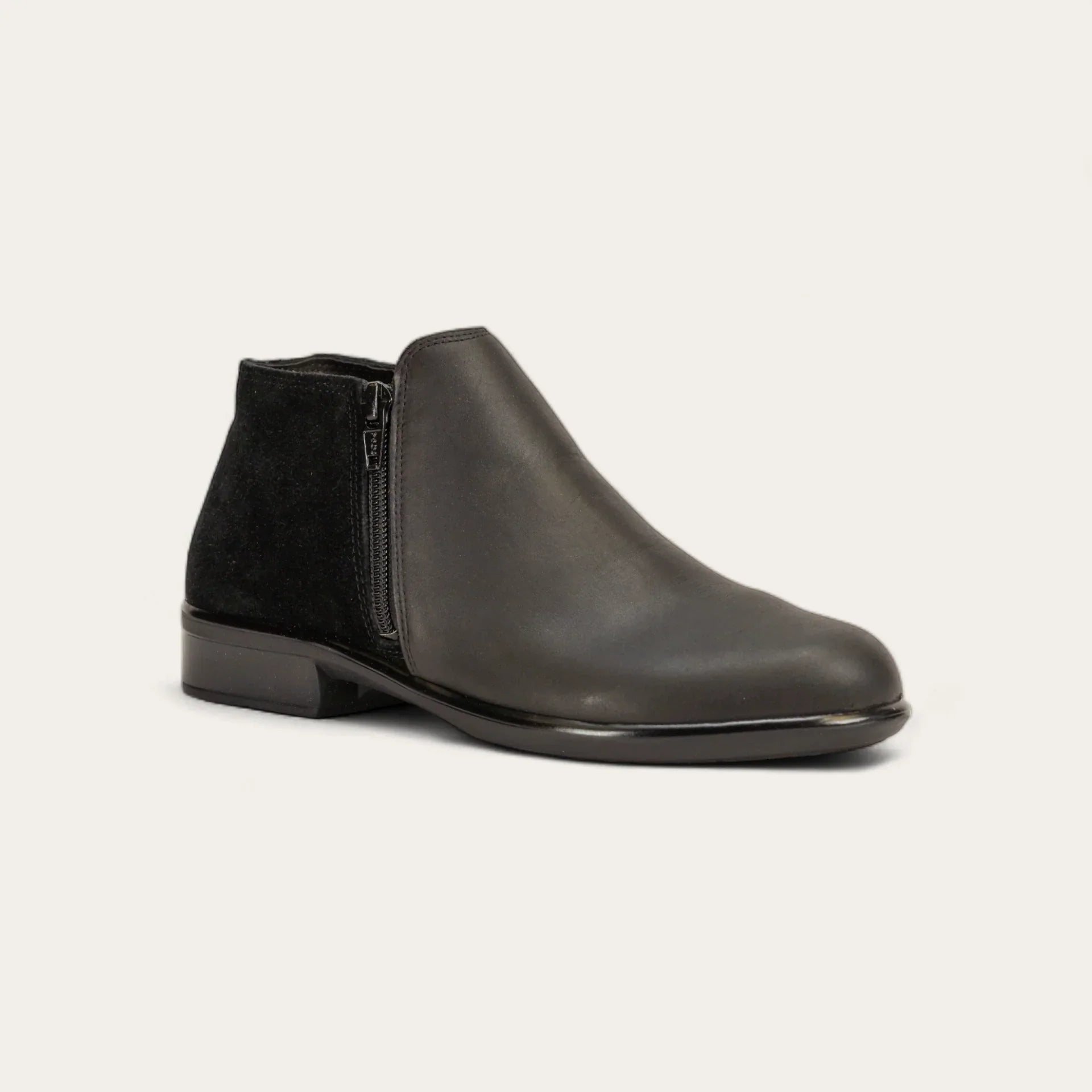 NAOT - HELM - SIZE 36 - BLACK/GREY