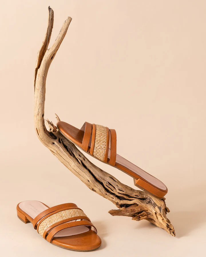 PATRICIA GREEN - AMALFI RAFFIA AND LEATHER FLAT SANDAL - SIZE 6 - COGNAC