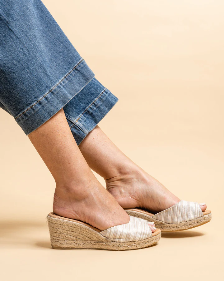 PATRICIA GREEN - VERONA SLIP ON ESPADRILLE - SIZE 9 - METALLIC PEARL