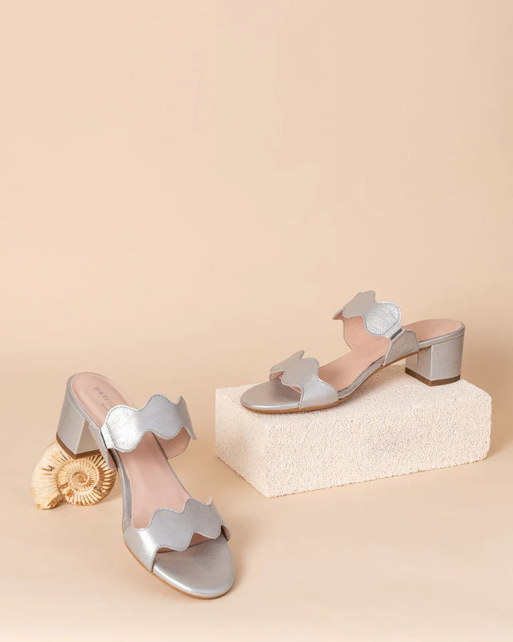 PATRICIA GREEN - PALM BEACH BLOCK HEEL SCALLOPED SANDAL - SIZE 9 - SILVER LEATHER