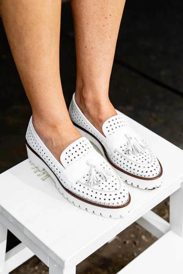 PATRICIA GREEN - BECKHAM TASSEL LUG LOAFER - SIZE 7 - WHITE PERFORATED