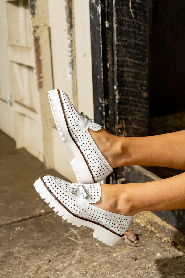 PATRICIA GREEN - BECKHAM TASSEL LUG LOAFER - SIZE 7 - WHITE PERFORATED