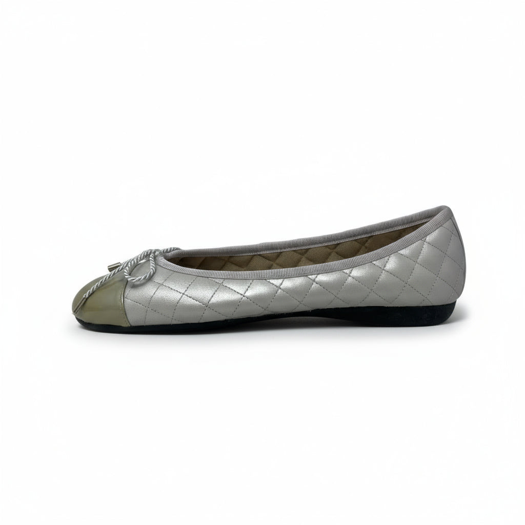 PAUL MAYER - BEST QUILTED LEATHER BALLET FLAT  - SIZE 6 - PATENT SILVER / SOFT GLOW SILVER
