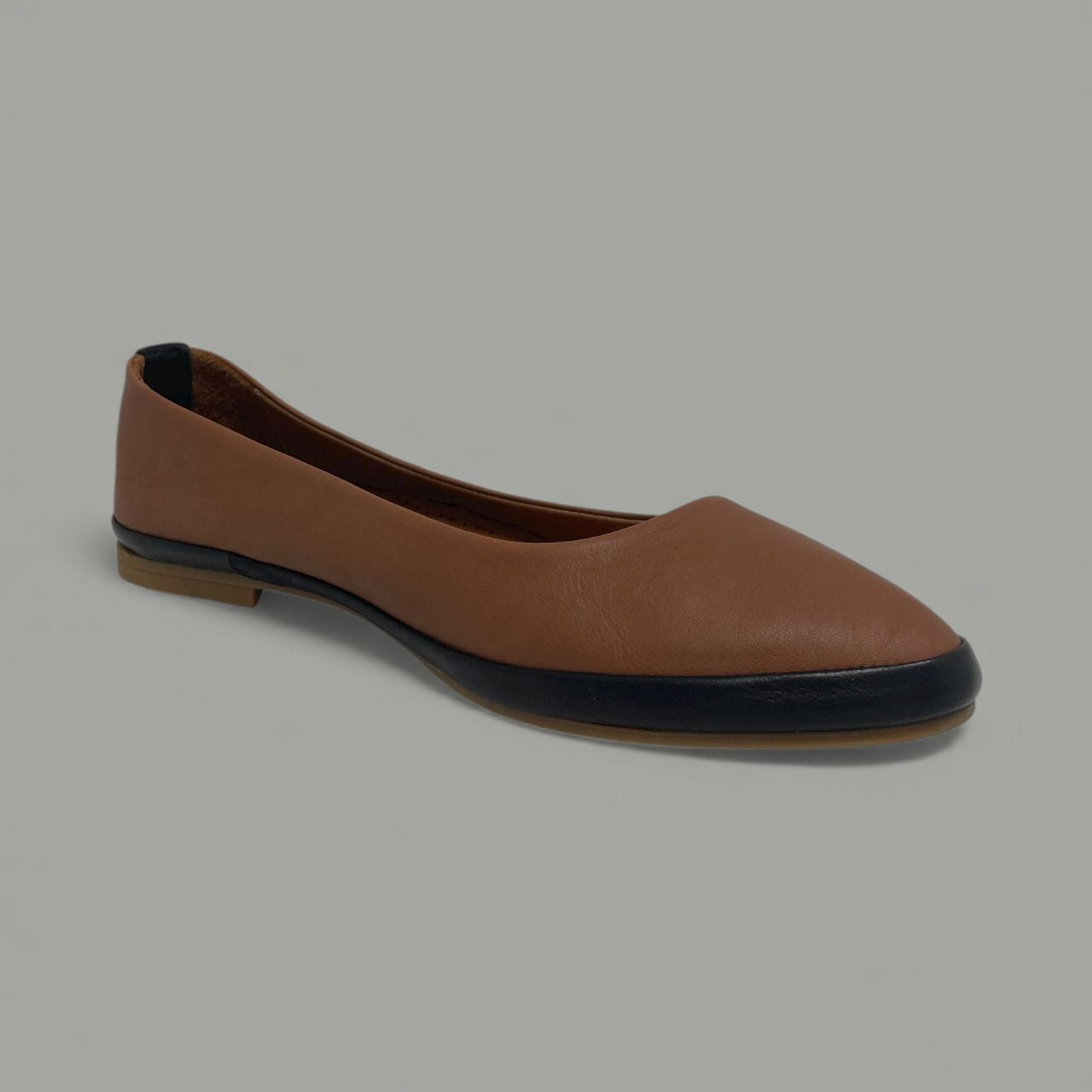 BONAVI - VIVIAN POINTED FLAT- SIZE 39 - BLACK TAN